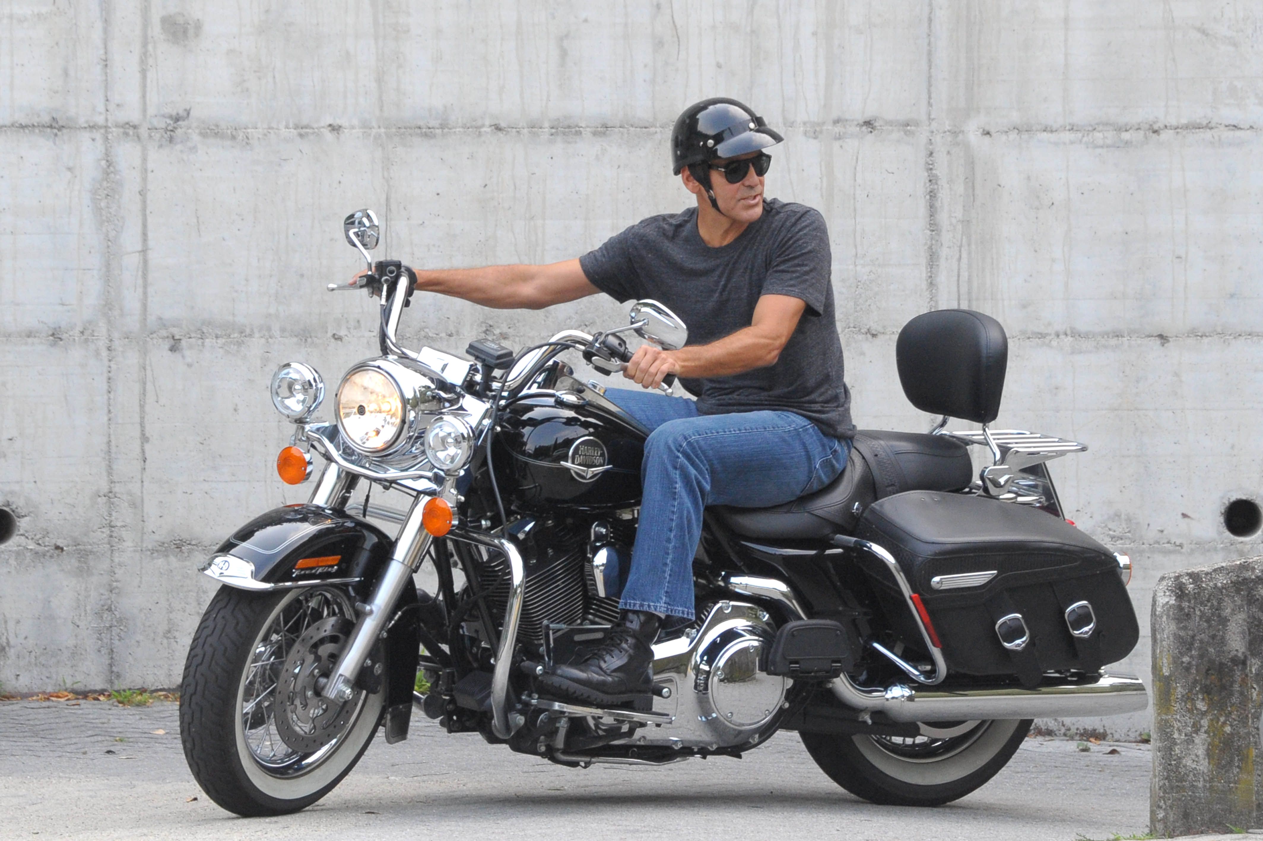 Какие звезды на мотоцикле. Джордж Клуни на мотоцикле. Знаменитости на мотоциклах. Голливудские звезды на мотоциклах. Мотоцикл знаменитостей рока.